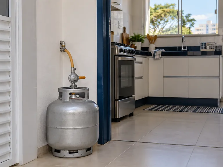 Cozinha com janela aberta, fogão desligado e botijão com registro fechado
