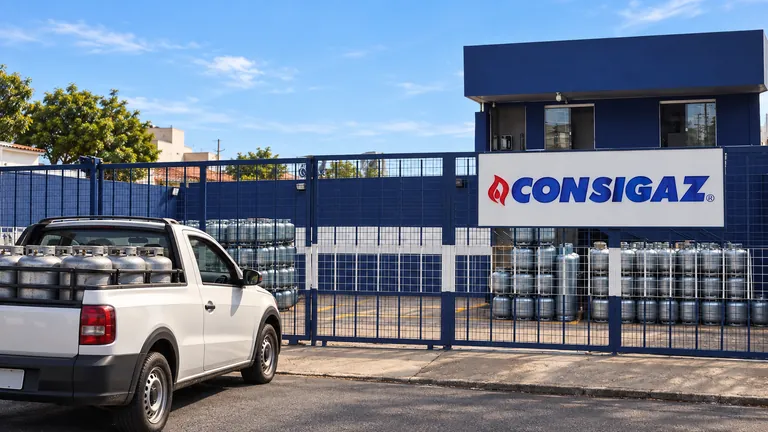 Picape de entrega em frente ao depósito com placa da Consigaz