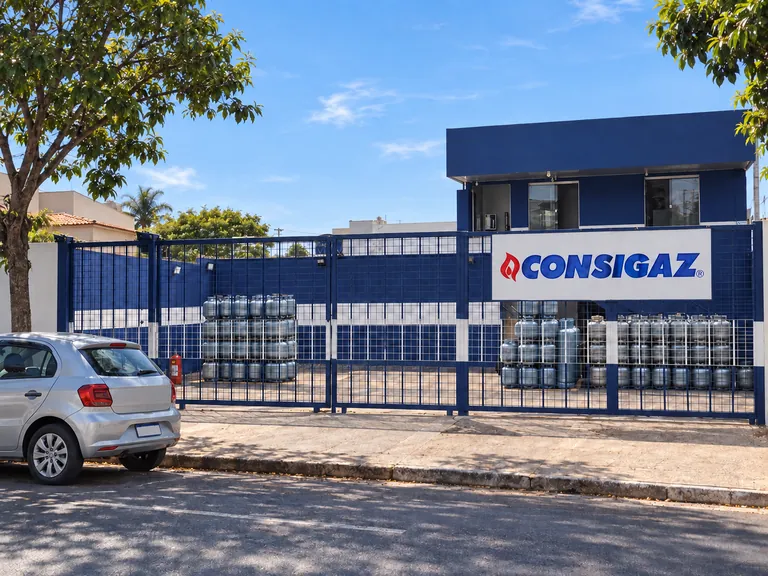 Carro estacionado diante da portaria do depósito com placa da Consigaz