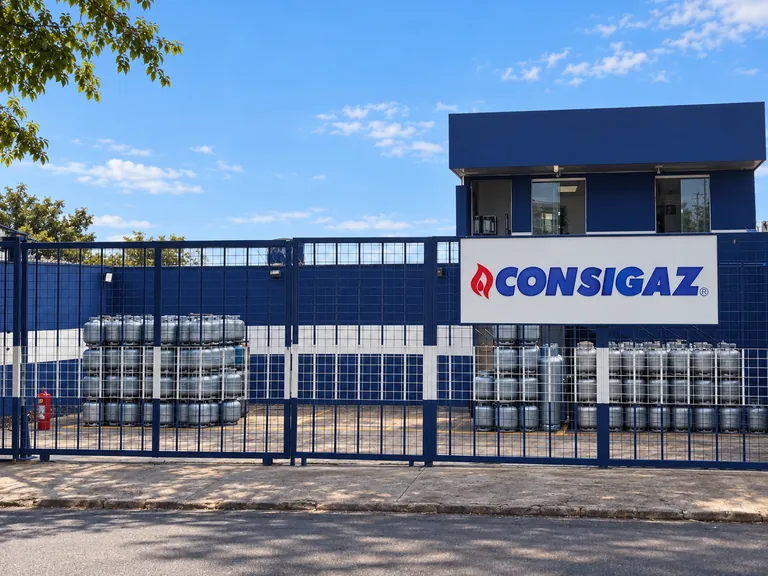 Fachada de depósito organizado com a placa da Consigaz