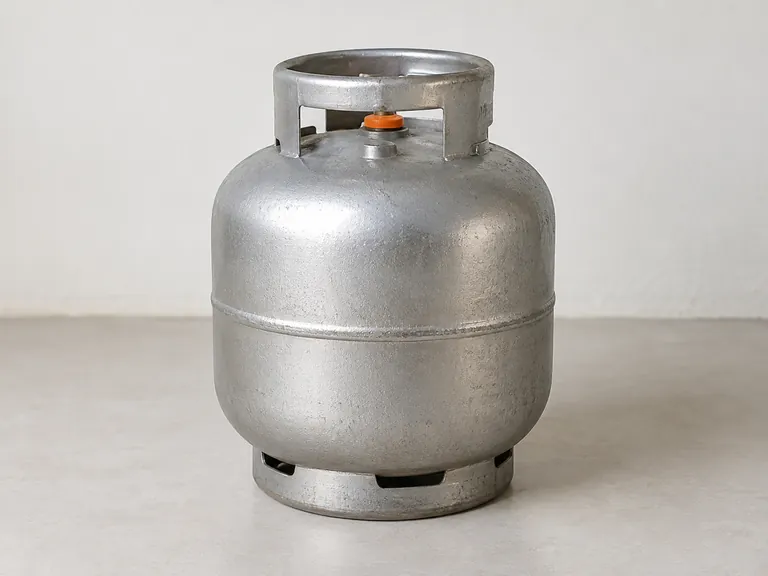 Botijão de gás de cozinha 13 kg lacrado, em pé sobre fundo claro