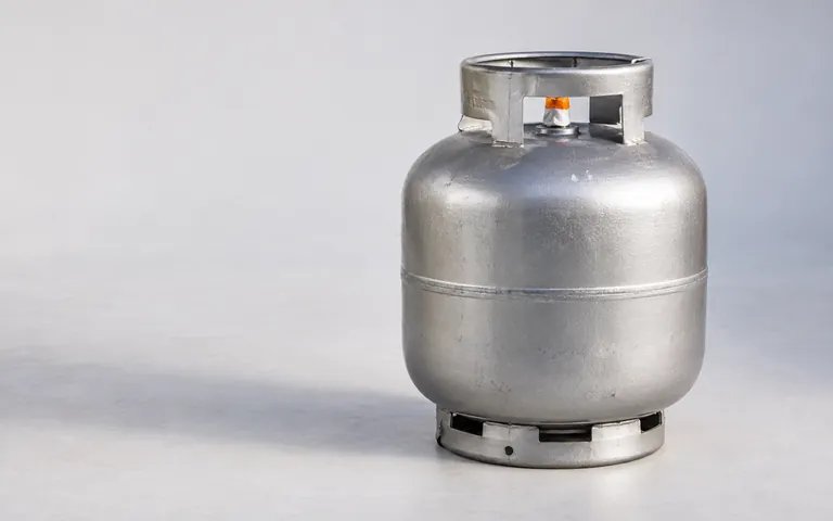 Botijão P13 lacrado, pronto para a entrega de gás de cozinha
