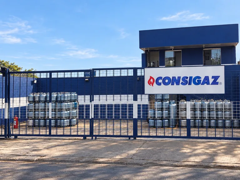 Portaria do depósito da Hiper-Gás no Santa Mônica, com botijões e placa da Consigaz